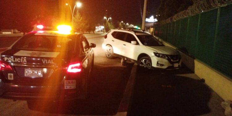 Impacta contra camioneta y huye del lugar en Cuauhtémoc
