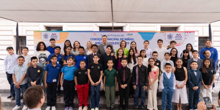 Toman protesta integrantes del Consejo Municipal de Niñas, Niños y Adolescentes