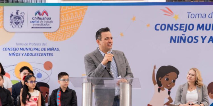 Toman protesta integrantes del Consejo Municipal de Niñas, Niños y Adolescentes