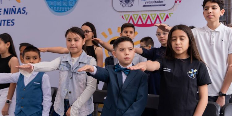 Toman protesta integrantes del Consejo Municipal de Niñas, Niños y Adolescentes