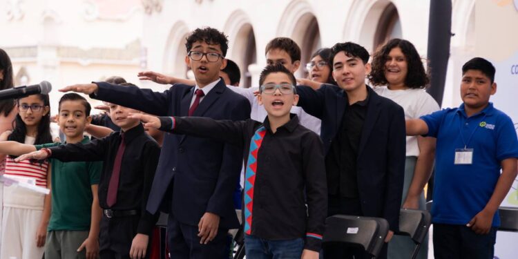 Toman protesta integrantes del Consejo Municipal de Niñas, Niños y Adolescentes