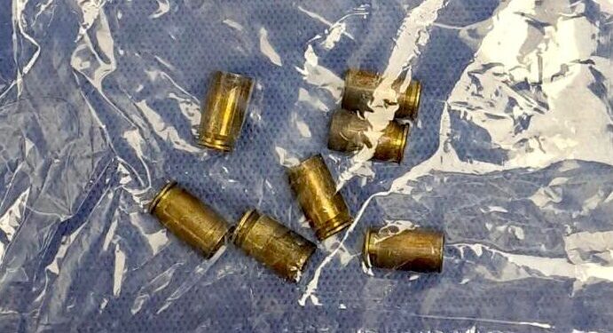 Detienen a hombre armado por disparar en la vía pública