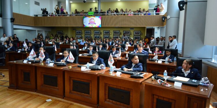 Niñas y niños toman el Congreso de Chihuahua por un día