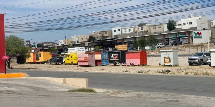 Avanza retiro de puestos ambulantes en la zona Reliz