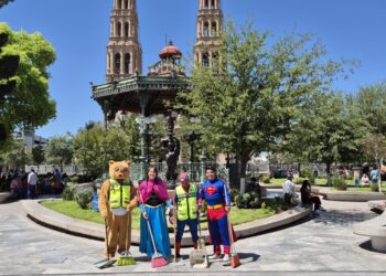 Limpian Plaza de Armas disfrazados de superhéroes por Día de la Niñez