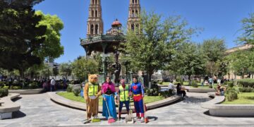 Limpian Plaza de Armas disfrazados de superhéroes por Día de la Niñez