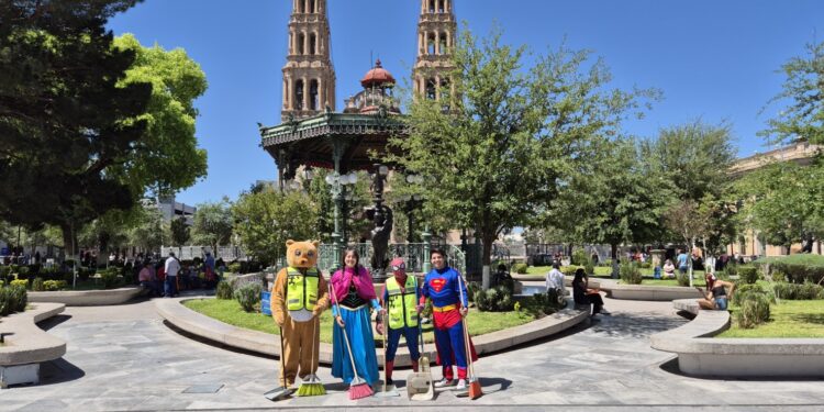 Limpian Plaza de Armas disfrazados de superhéroes por Día de la Niñez