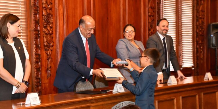 Entregan lentes a niñas y niños durante evento del Gabinete Infantil 2025