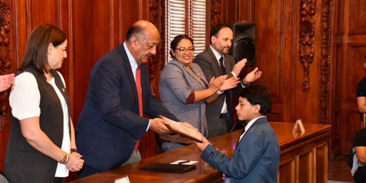 Entregan lentes a niñas y niños durante evento del Gabinete Infantil 2025