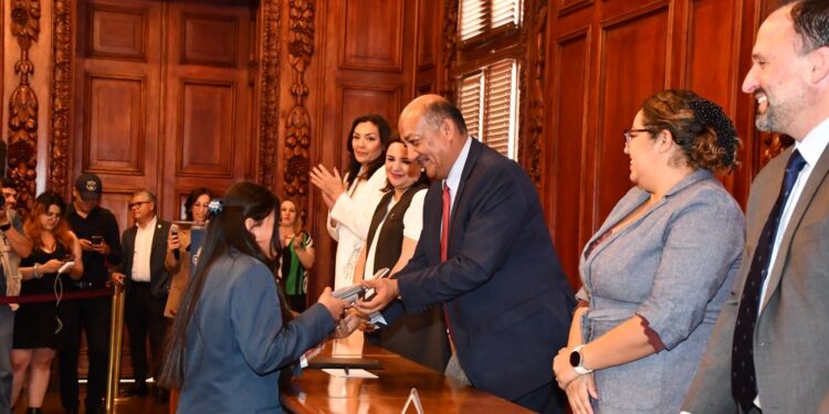 Entregan lentes a niñas y niños durante evento del Gabinete Infantil 2025