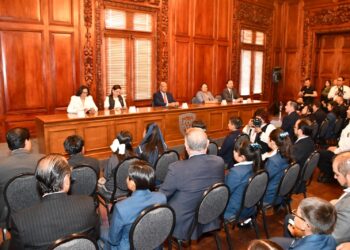 Entregan lentes a niñas y niños durante evento del Gabinete Infantil 2025