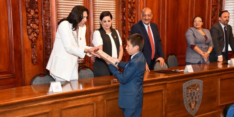 Entregan lentes a niñas y niños durante evento del Gabinete Infantil 2025