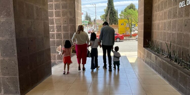 Asigna DIF Estatal a 13 niñas y niños en adopción este mes de abril