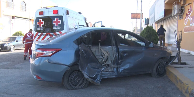 Choque en Delicias deja daños materiales y una mujer con crisis nerviosa