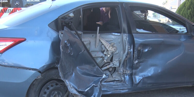 Choque en Delicias deja daños materiales y una mujer con crisis nerviosa