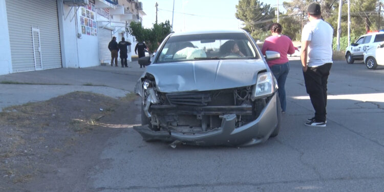 Choque en Delicias deja daños materiales y una mujer con crisis nerviosa