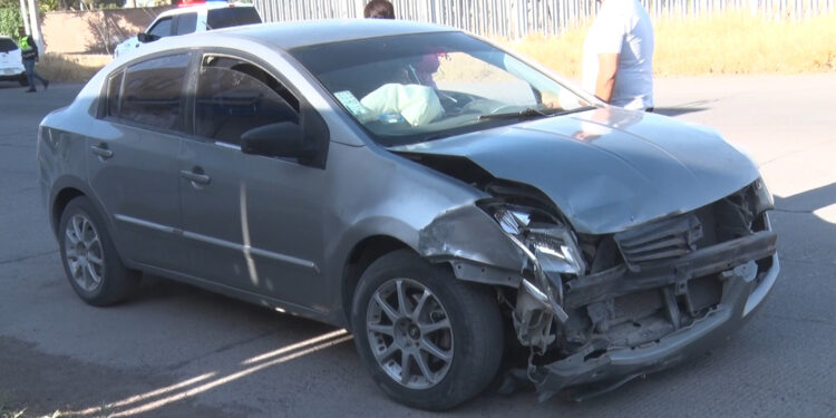 Choque en Delicias deja daños materiales y una mujer con crisis nerviosa