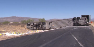 Vuelca tráiler de empresa de fletes en la carretera Chihuahua-Ciudad Juárez