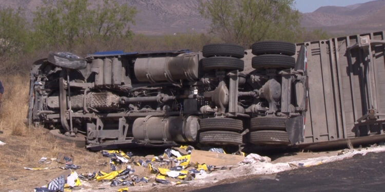 Vuelca tráiler de empresa de fletes en la carretera Chihuahua-Ciudad Juárez