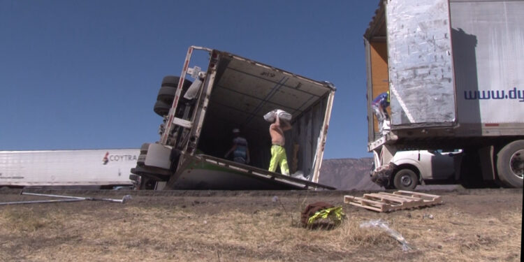 Vuelca tráiler de empresa de fletes en la carretera Chihuahua-Ciudad Juárez