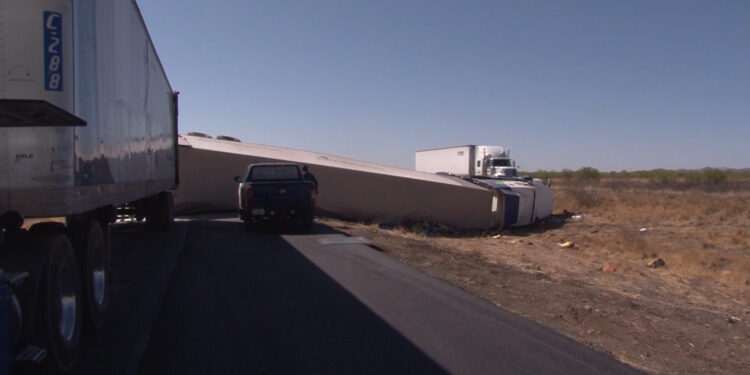 Vuelca tráiler de empresa de fletes en la carretera Chihuahua-Ciudad Juárez