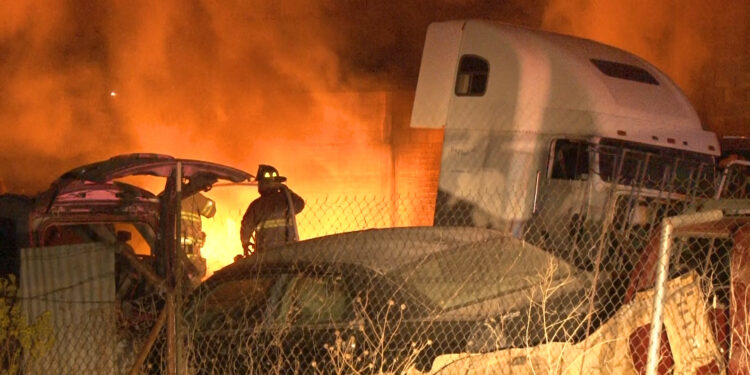 Se registra incendio en yonque de Cuauhtémoc