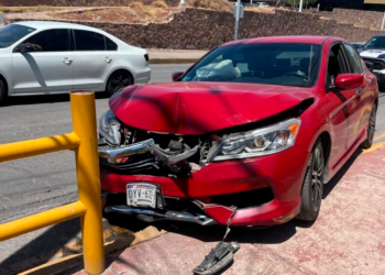 Mujer se impacta contra barras metálicas tras sentirse mal al volante