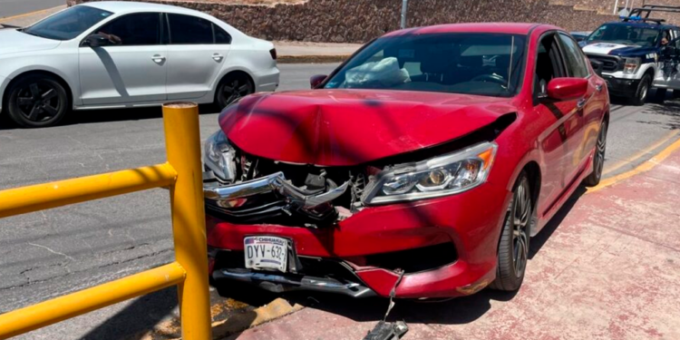 Mujer se impacta contra barras metálicas tras sentirse mal al volante