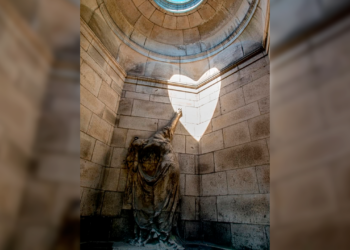 En el Cementerio de Laeken, el amor se esculpió en luz