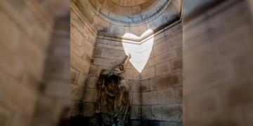 En el Cementerio de Laeken, el amor se esculpió en luz