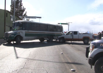 Impacta contra camión urbano en la vialidad Ch-P