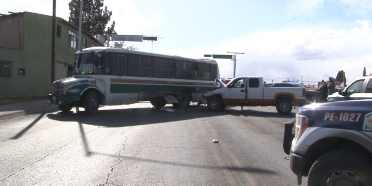 Impacta contra camión urbano en la vialidad Ch-P