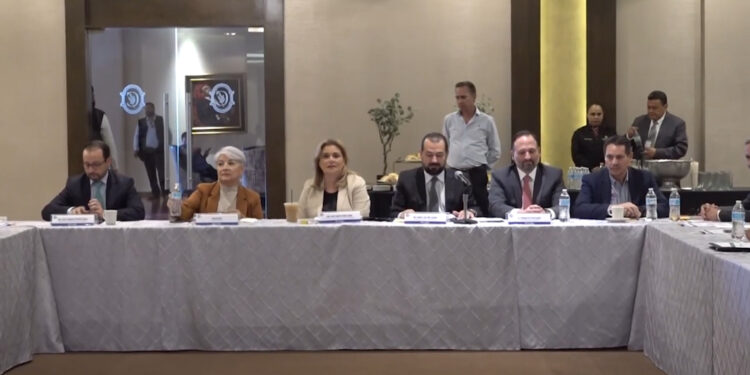 Se reunió Maru Campos con líderes maquiladores en Juárez