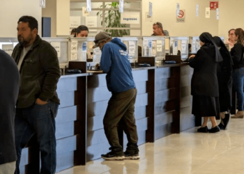 Chihuahuenses aprovechan último día de descuento en revalidación vehicular