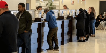 Chihuahuenses aprovechan último día de descuento en revalidación vehicular