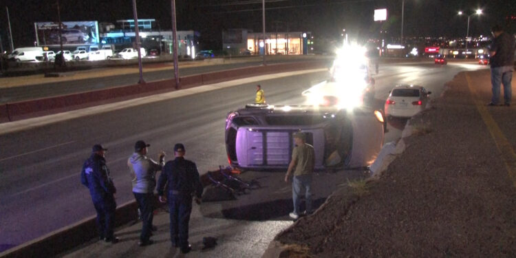 Volcó tras perder el control en el Periférico de la Juventud
