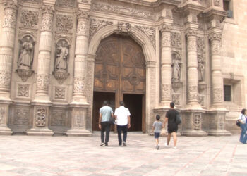 Familias visitan los Siete Templos este Jueves Santo