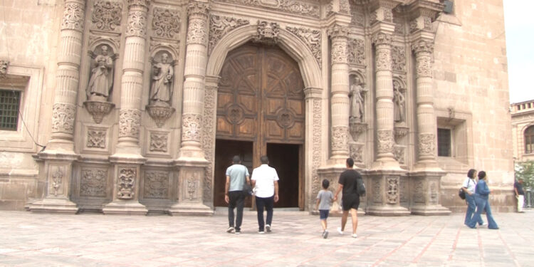 Familias visitan los Siete Templos este Jueves Santo