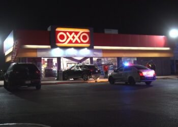Abuelita confundió pedales y chocó contra Oxxo