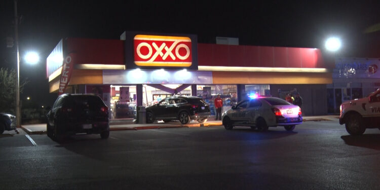 Abuelita confundió pedales y chocó contra Oxxo