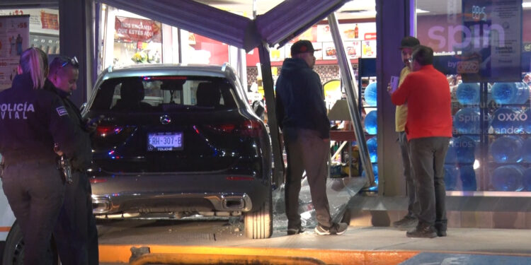Abuelita confundió pedales y chocó contra Oxxo