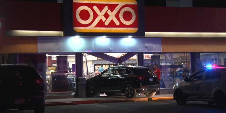 Abuelita confundió pedales y chocó contra Oxxo