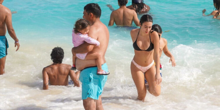 La Cofepris alerta de seis playas en México contaminadas con bacterias fecales