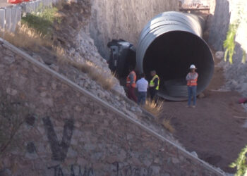 Madre e hija caen a zanja en la salida a Juárez