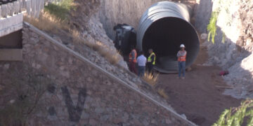 Madre e hija caen a zanja en la salida a Juárez
