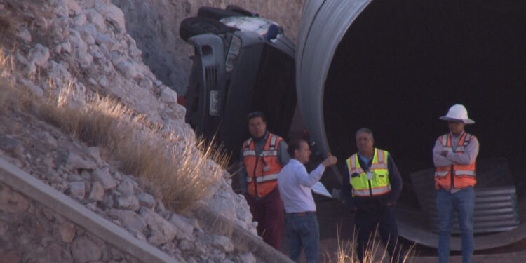 Madre e hija caen a zanja en la salida a Juárez