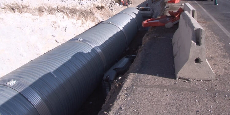 Madre e hija caen a zanja en la salida a Juárez