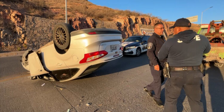 Vuelca automóvil en la 20 de Noviembre y Lombardo Toledano