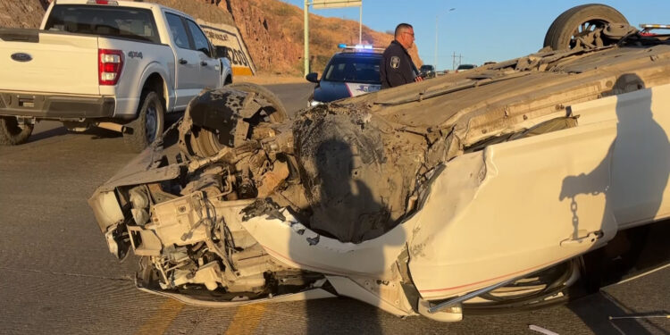 Vuelca automóvil en la 20 de Noviembre y Lombardo Toledano