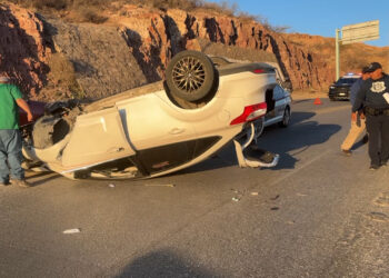 Vuelca automóvil en la 20 de Noviembre y Lombardo Toledano